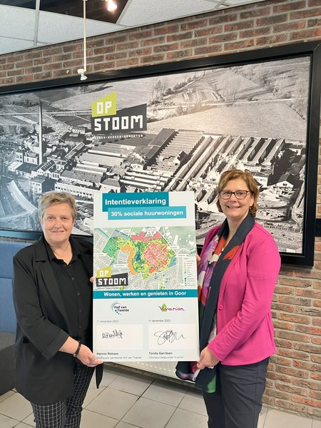 Wethouder Hannie Rohaan (Hof van Twente) en directeur bestuurder Tonita Garritsen (Viverion) met getekende intentieovereenkomst 30% sociale huur op TSB terrein Goor