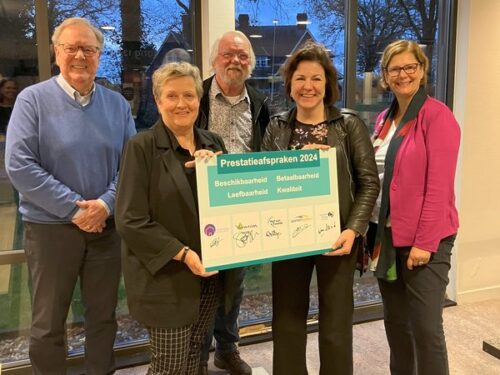 Groep mensen met o.a. wethouder Hannie Rohaan en directeur-bestuurder Tonita Garritsen van Viverion hebben Prestatieafspraken 2024 ondertekend