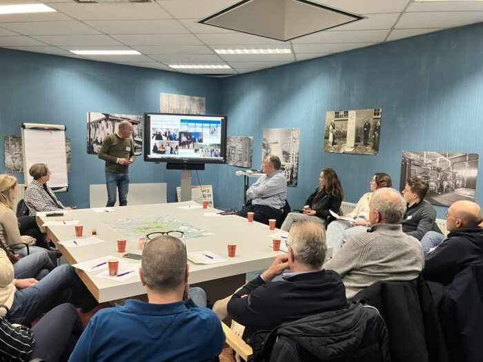 deelnemers en projectleider bekijken presentatie bij 1e denktank bijeenkomst het stoompark TSB terrein